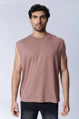Musculosa marrón de corte oversize, sin mangas y cuello redondo.