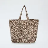 Bolso shopper de tela con estampado animal print de leopardo.
