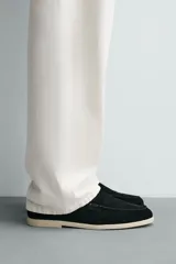 Mocasín casual de hombre, color negro, fabricado en piel con acabado serraje, corte liso con detalle de bordón, horma redonda y suela a contraste color crema.