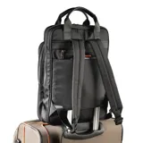 Mochila negra de poliéster con diseño rectangular y gran capacidad. Tiene acceso con cierre, dos bolsillos externos con cierre, un bolsillo interno con cierre y dos bolsillos internos abiertos. Cuenta con correa regulable, asas fijas y herrajes plateados. El interior está forrado en tela de algodón y poliéster.