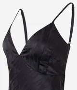 Vestido midi de satén negro con textura jacquard, escote en V, tirantes finos regulables y godets en el ruedo.
