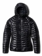 Campera puffer ultraligera de color negro con capucha, marca Mountain Hardwear modelo Ghost Whisperer. Presenta tejido ripstop, aislamiento de plumón, cierre frontal completo y bolsillos laterales con cremallera.