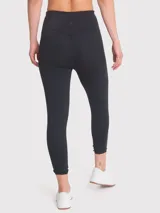 Calza deportiva negra de largo ankle, tiro alto y calce regular.