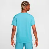 Remera de running Nike Dri-Fit Uv Miler color celeste con logo reflectivo en el pecho.