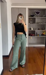 Pantalón oxford con estampado geométrico, cierre frontal y confeccionado en tela de algodón rígida.