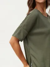 Remera verde oliva de tejido waffle con cuello redondo y mangas cortas.