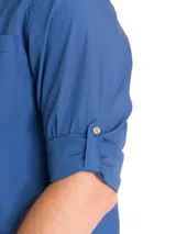 Camisa de hombre azul de manga larga, confeccionada en algodón orgánico con tecnología UPF 20+ y botones de madera.