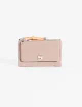 Monedero pequeño color beige, de tela acolchada con cierre superior y tirador de cordón bicolor.