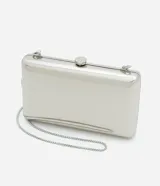 Cartera clutch rectangular rígida color dorado, con textura acanalada y cierre de broche. Incluye correa de cadena dorada desmontable.