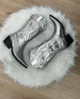 Botas tipo cowboy en tonos plateados, de cuero con forro también de cuero y plantilla cómoda.