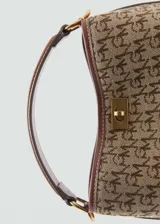Bolso tipo bucket color beige con estampado de logos en marrón. Tiene asa de mano y correa larga ajustable y extraíble.