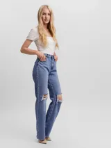 Pantalón de jean celeste de pierna ancha con roturas en las rodillas.