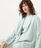 Cardigan largo color celeste, tejido en punto con textura en las mangas.