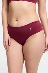 Bombacha de bikini color borgoña, tiro medio, de microfibra sin costuras y fundillo de algodón.