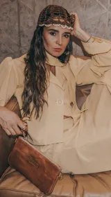 Camisa marrón con lunares blancos, corte clásico, cuello camisero, mangas 3/4 abullonadas y lazo ajustable en la cintura.