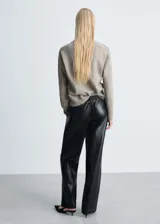 Pantalón negro de efecto piel, con cintura elástica, lazo a la cintura, diseño jogger, diseño recto y bolsillos laterales.