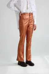 Pantalón ajustado de gabardina negro, con bolsillos traseros y abertura lateral en la pierna baja.