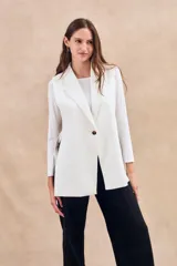 Chaleco blanco ligero y adaptable, con corte clásico y botón frontal.