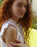 Aros dorados con forma de flor, realizados en bronce macizo con pernos de plata 925.