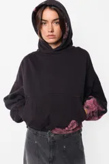 Buzo tipo hoodie negro con proceso artesanal de teñido en mangas y parte inferior. Tiene silueta boxy, puños y cintura de rib, capucha forrada y bolsillo canguro.