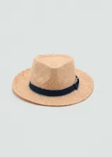 Sombrero de rafia color beige con cinta decorativa negra.