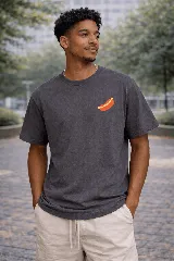 Remera blanca de manga corta con cuello redondo y un pequeño estampado de un pancho (hot dog) en el pecho.