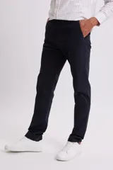 Pantalón chino de hombre color azul marino, corte recto, con bolsillos laterales y cierre frontal.