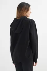 Hoodie de algodón color azul claro deslavado, con capucha ajustable con cordones y bolsillo canguro frontal.