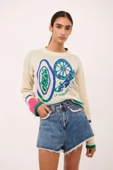 Short de denim de calce amplio y tiro alto, con ruedo desflecado y detalles de crochet en el borde de los bolsillos frontales.