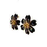 Caravanas artesanales de bronce enchapadas en oro, con diseño de flores esmaltadas en tonos suaves.