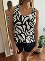 Musculosa con estampado abstracto en blanco y negro, de corte holgado y cuello redondo.