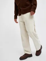 Pantalón de jean color beige, de corte amplio y tiro alto. Diseño clásico de cinco bolsillos y cierre con botones.