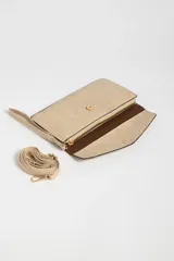 Billetera tipo sobre color beige con textura tejida y correa larga fina del mismo material.