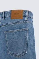 Pantalón de jean celeste, de corte recto desde la cadera hasta el tobillo, con tiro medio, cinco bolsillos y cierre frontal con botón.