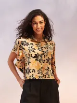 Camisa de corte suelto con estampado floral en tonos amarillos y negros.