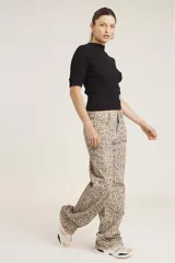 Blusa de punto color beige, de mangas cortas y cuello alto.