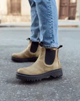 Bota Chelsea color verde con elástico negro en los laterales y suela track negra.