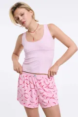 Short de pijama rosado con estampado de pimientos rojos.