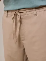 Bermuda azul de algodón y lino con cordón en la cintura.