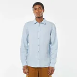Camisa celeste de lino, de corte recto, con cuello clásico y mangas largas con puños abotonados.