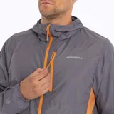 Cortaviento gris con detalles en naranja, ultra liviano, de secado rápido, con capucha y bolsillos internos.