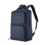 Mochila de diseño cuadrado, color beige claro, con múltiples compartimentos frontales con cierre y correas acolchadas para los hombros.