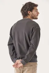 Buzo gris oscuro de algodón con cuello redondo y logo bordado en el pecho.