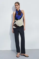 Pantalón de vestir azul marino de lana, con tiro bajo, cintura con trabillas, bolsillos laterales, raya planchada y cierre frontal con cremallera, botón y gancho metálico.