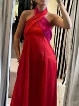 Vestido largo de tafeta, color rojo vibrante, con escote strapless y elástico en la espalda. Incluye una pieza de tela adicional color fucsia para usar como accesorio o parte superior.