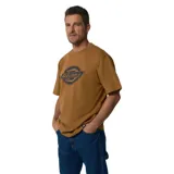 Remera de manga corta color marrón con logo de Dickies estampado en el pecho.