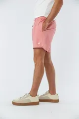 Short de baño liso color azul marino, con dos bolsillos delanteros y uno trasero.
