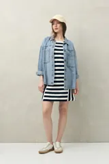 Vestido de algodón sin mangas, de corte recto y largo por encima de la rodilla, con diseño a rayas horizontales y verticales en tonos beige y blanco.