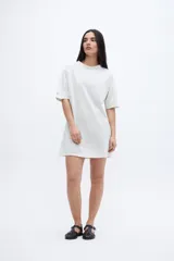 Vestido corto con mangas 3/4 holgadas y tela jersey rayada.