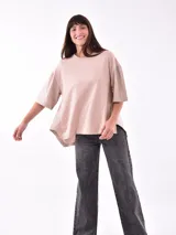 Remera blanca de corte holgado con mangas cortas y detalle de rayas verticales negras en mangas y laterales.